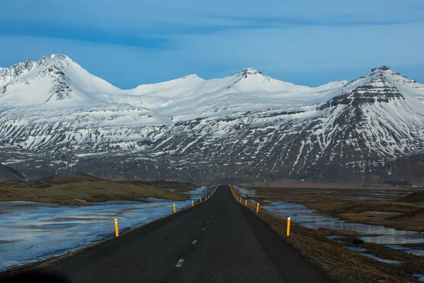 İzlanda çevre yolu üzerinde sürüş