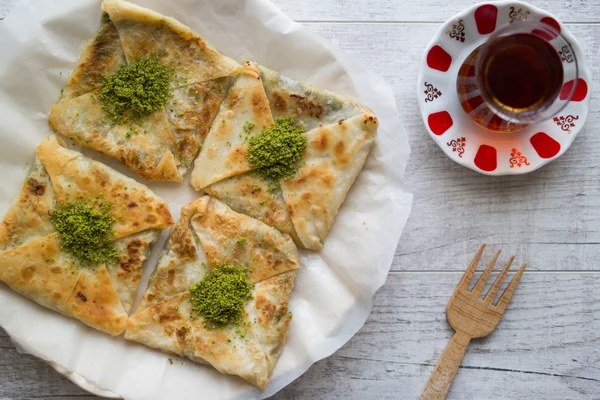 Katmer de dessert turc avec thé — Photo