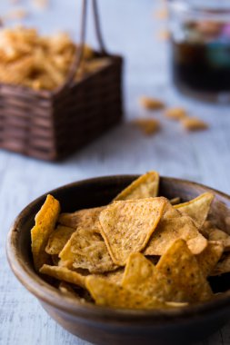 Fiş (çerez) ve içecek bir beyaz tahta yüzeyi.