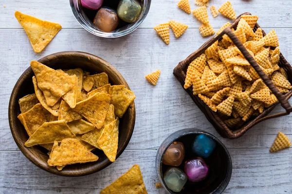 Chips (Snacks) and Beverage on a white wooden surface. — Stock Photo, Image