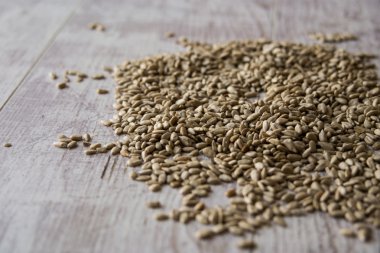 Beyaz ahşap yüzeye ayçiçeği tohumu.