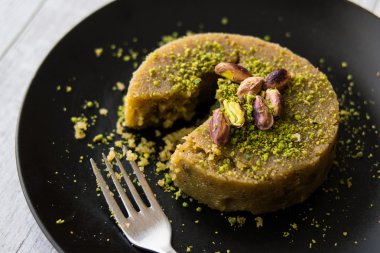 Türk tatlı irmik helvasi fıstık tozu ile