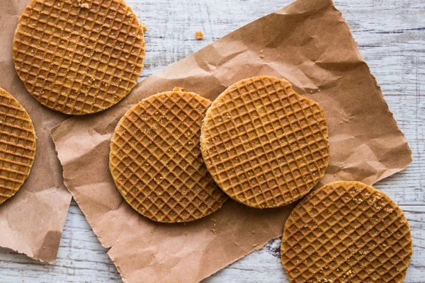 Stroopwafle lub gofry holenderskie z karmelem. — Zdjęcie stockowe