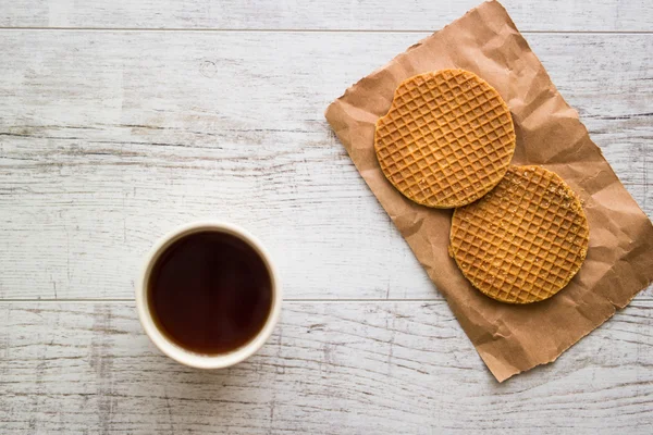 Stroopwafels / Карамельные голландские вафли с чаем или кофе . — стоковое фото