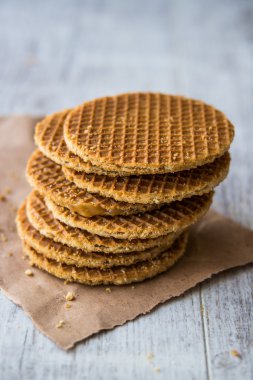 Stroopwafels veya karamel kaplı Hollanda Waffle 'ları.