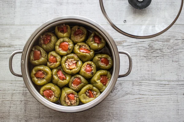 Biber Dolmasi / turkiska fyllda paprika i en kastrull. — Stockfoto