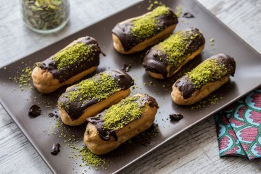 Fıstık tozlu Ekler Pasta / Çikolatalı Donut