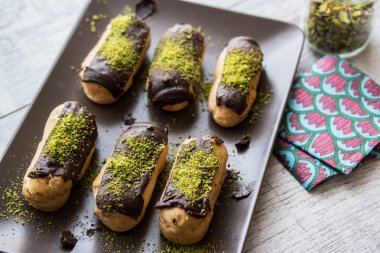 Çikolata Eclairs / Antep fıstığı tozu ile Donut