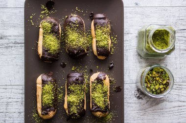 Çikolata Eclairs / Antep fıstığı tozu ile Donut