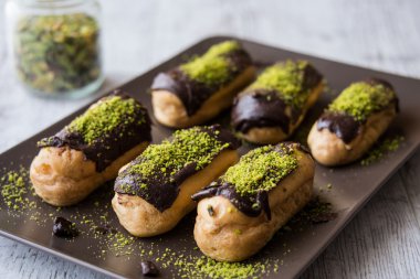 Çikolata Eclairs / Antep fıstığı tozu ile Donut