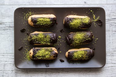 Fıstık tozlu Ekler Pasta / Çikolatalı Donut