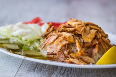 Türk tavuk döner kebap ile pirinç 