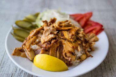 Türk tavuk döner kebap ile pirinç 