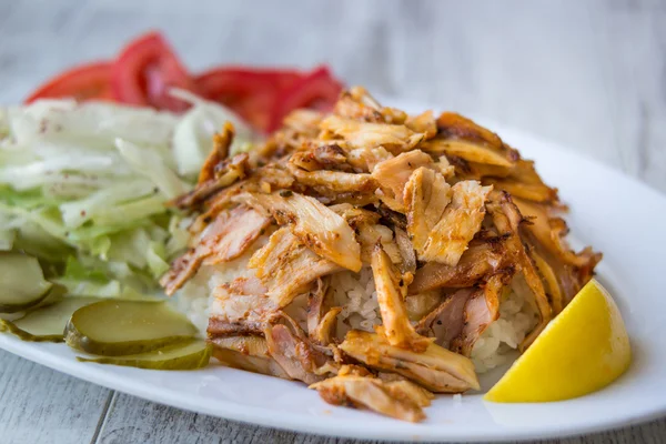 Türk tavuk döner kebap ile pirinç 