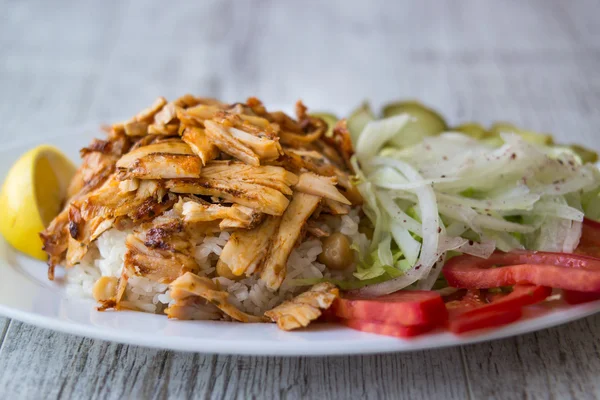 Türk tavuk döner kebap ile pirinç 