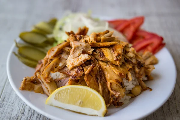 Türk tavuk döner kebap ile pirinç 
