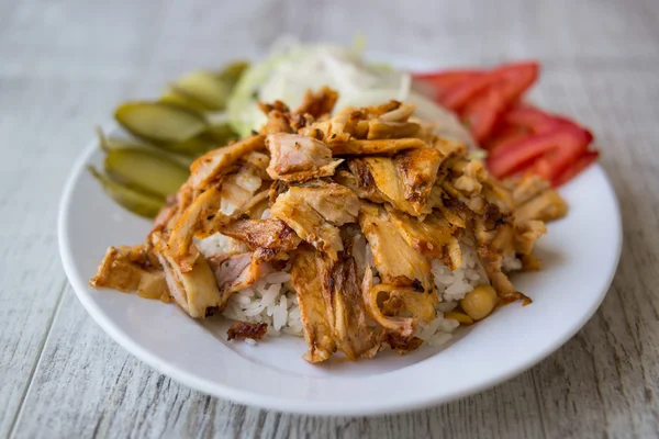 Türk tavuk döner kebap ile pirinç 