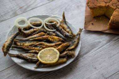 Mısır ekmeği ile Türk kırmızı Tava / kızarmış hamsi