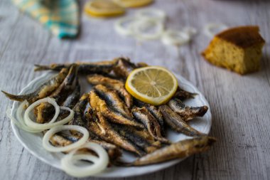 Mısır ekmeği ile Türk kırmızı Tava / kızarmış hamsi