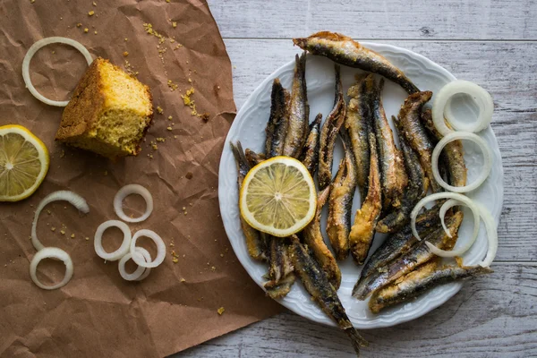 Hamsi Tava turca con pane di mais / acciughe fritte — Foto Stock