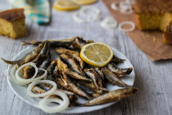 Mısır ekmeği ile Türk kırmızı Tava / kızarmış hamsi