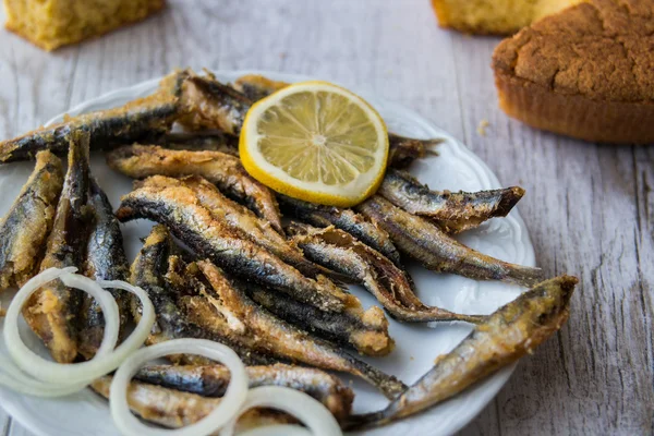 Turkish Hamsi Tava with cornbread / Fried Anchovies — Stock Photo, Image