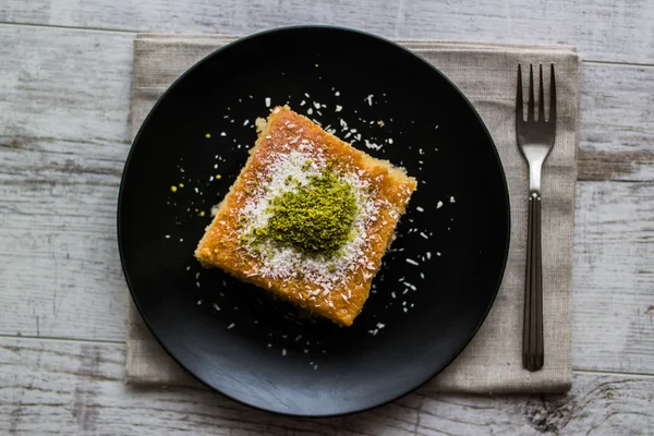 Turkish Dessert Revani dengan bubuk pistachio . — Stok Foto