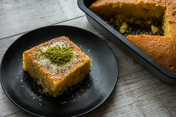 Türkisches Dessert revani mit Pistazienpulver. — Stockfoto