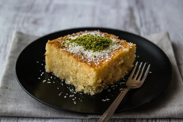 Turkish Dessert Revani with pistachio powder. — Stock Photo, Image