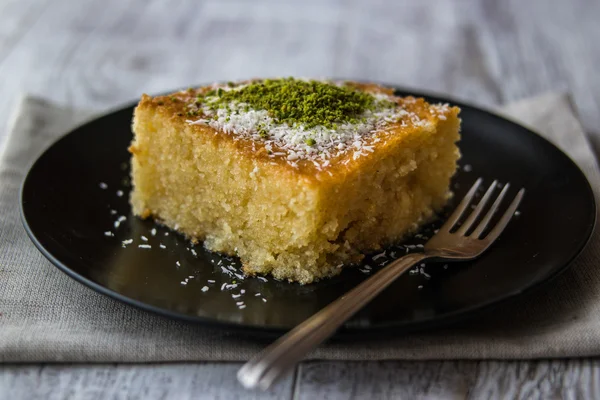 Postre turco Revani con pistacho en polvo . — Foto de Stock