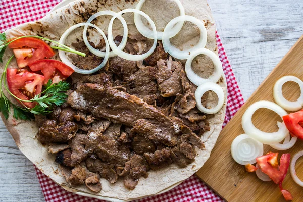 トルコのドネルケバブ、ラヴァッシュクラッカー上/Shawarma 牛肉 — ストック写真