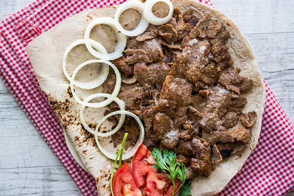 Turkiska Doner Kebab på en lavash / Shawarma biff — Stockfoto