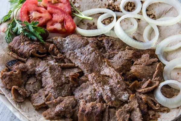 Donateur turc Kebab sur un boeuf lavash / Shawarma — Photo