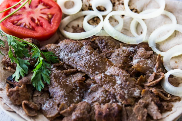 Türkischer Dönerspieß auf Lavasch / Shawarma-Rindfleisch — Stockfoto