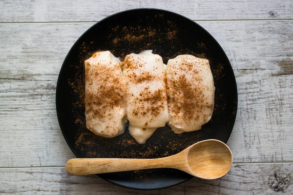 Турецкий десерт Tavuk Gogsu / Chicken Breast Milk Pudding . — стоковое фото