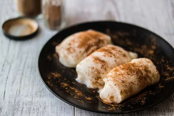 Турецкий десерт Tavuk Gogsu / Chicken Breast Milk Pudding . — стоковое фото