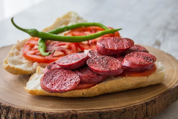 Sucuk Ekmek / Salsiccia nel panino al pane — Foto Stock