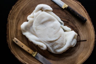 Ham işkembe / iskembe ahşap yüzeye