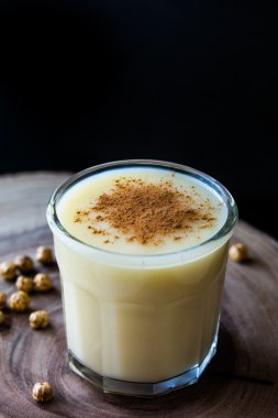 Boza veya Bosa, geleneksel Türk içkisi ve kızarmış nohut.