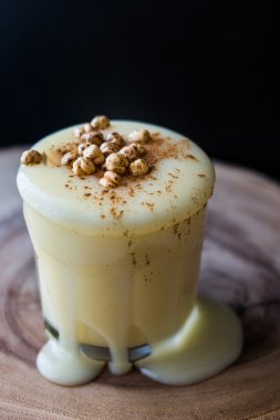 Bir bardak kavrulmuş Nohut ile boza veya Bosa içki akımları.