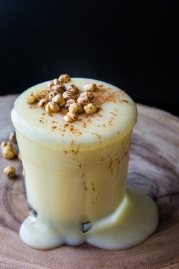 Bir bardak kavrulmuş Nohut ile boza veya Bosa içki akımları.