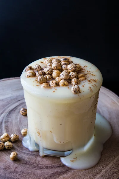 Bebida de Boza o Bosa fluye de un vaso con garbanzo asado . — Foto de Stock