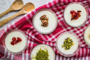 Türk tatlı Muhallebi / ev yapımı puding.