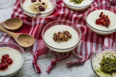 Türk tatlı Muhallebi / ev yapımı puding.