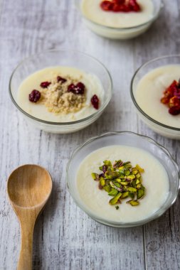 Türk tatlı Muhallebi / ev yapımı puding.