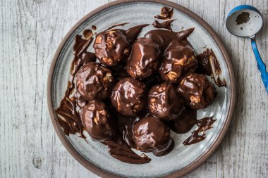 Çikolata kremalı profiterol.