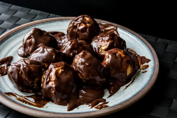 Profiteroles con crema de chocolate . —  Fotos de Stock