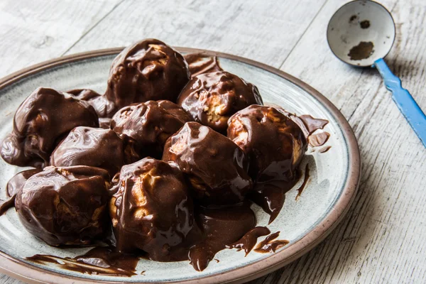 Profiteroles with chocolate cream. — Stock Photo, Image