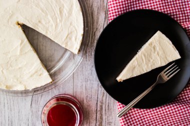 Vişne sos ile ev yapımı Cheesecake.