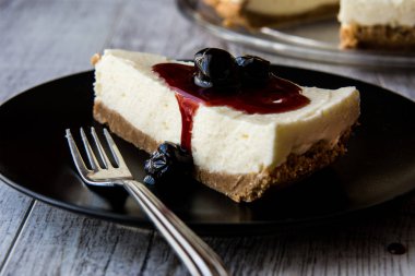 Çatal ile ev yapımı kiraz Cheesecake